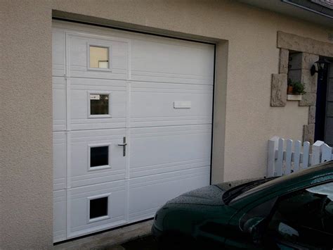 porte de garage avec hublot et portillon